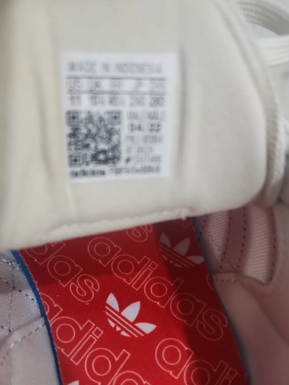 NWT adidas Men's White Navy Red‎ Retro-Inspired Running Sneakers